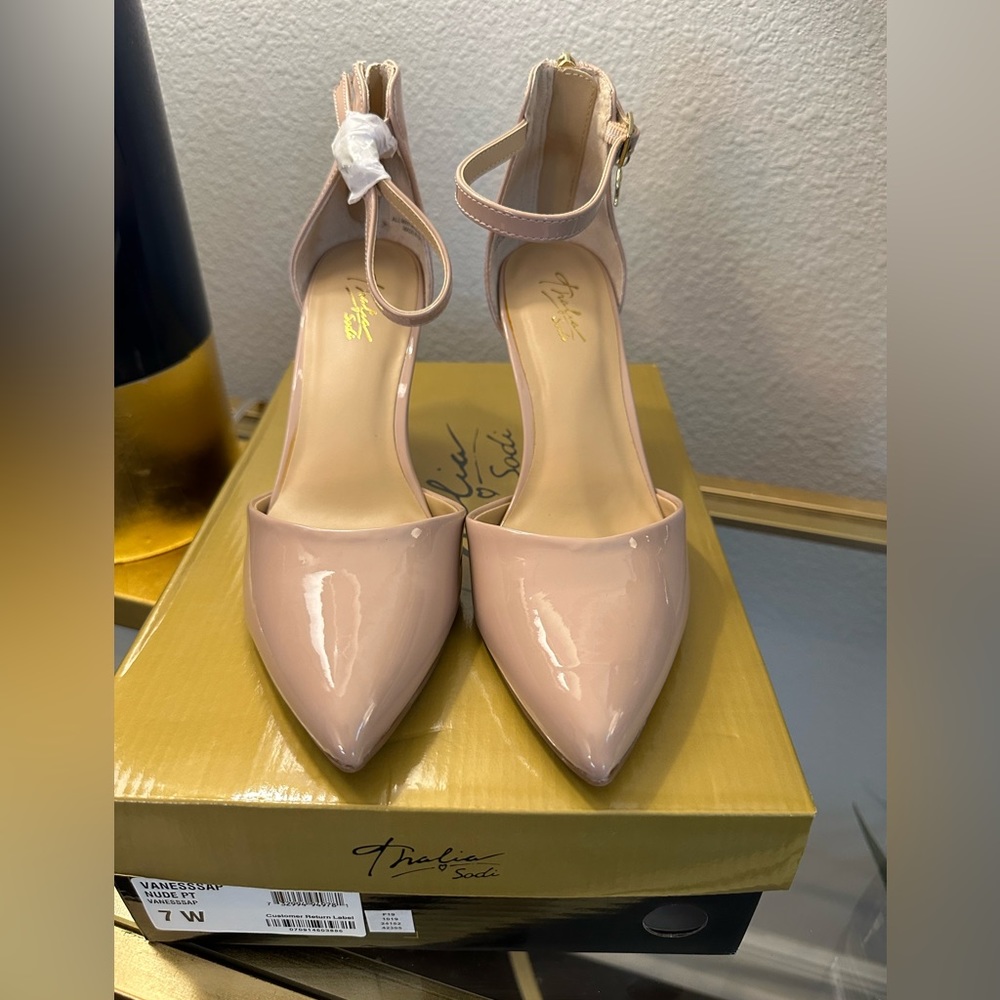 New THALIA SODI Vanessa Womens Nude Faux Patent Leather Charm Stilettos Size 7 - Picture 1 of 4